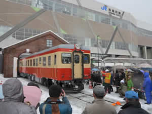 The building had to be removed for the construction of the Hokuriku Shinkansen Line. During special events, the Kiha 52 train is moved out of the room to sit in the depot’s arch once more.