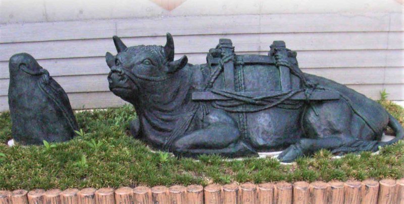 塩の道広場　牛の銅像