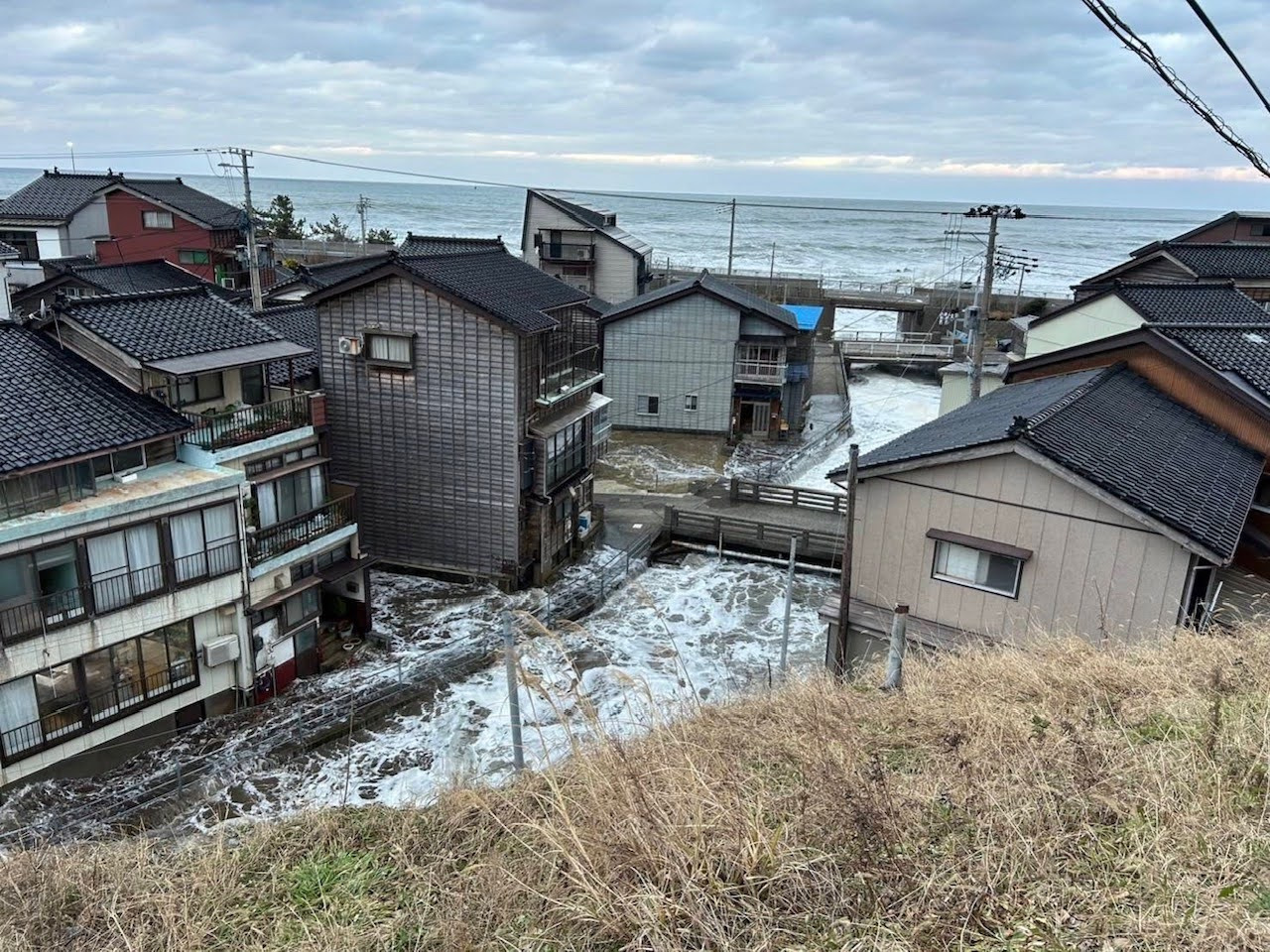 津波で冠水した筒石川河口付近
