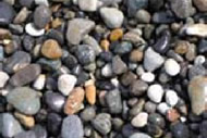 海灘上五顏六色的小石頭