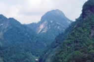 缽山（1575m），岩脈