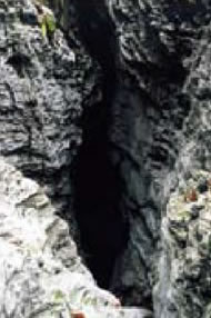 白蓮洞（豎型洞穴，深513m）